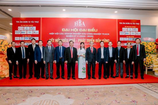 Sinh viên Kế toán K26 tham quan Hội chợ ngành Bánh tại SECC