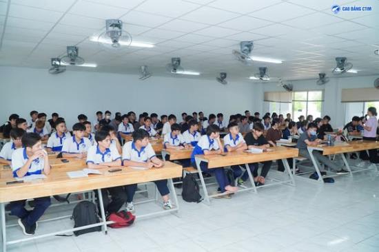 Sinh viên K27 CTIM học tập môn Giáo dục chính trị – Tư tưởng Hồ Chí Minh
