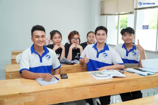Không khí hào hứng trong buổi học tiếng Anh của sinh viên K27 CTIM