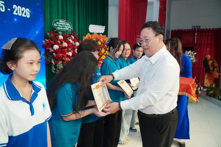 Chương trình học bổng cho con người lao động trong KCX, KCN TPHCM tại Cao đẳng CTIM