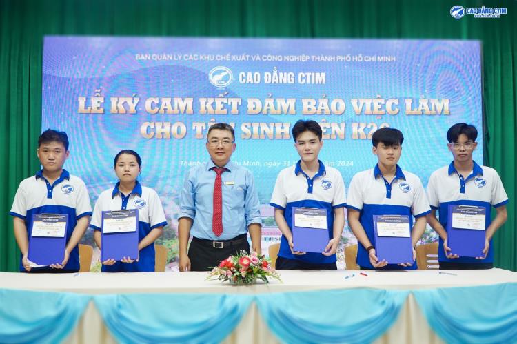 LỄ KÝ CAM KẾT ĐẢM BẢO VIỆC LÀM CHO TÂN SINH VIÊN K26 NHẬP HỌC