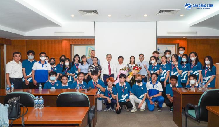 Sinh viên năm nhất ngành Logistics tham quan Kho ngoại quan - Công ty TNHH Tân Thuận (TTC)