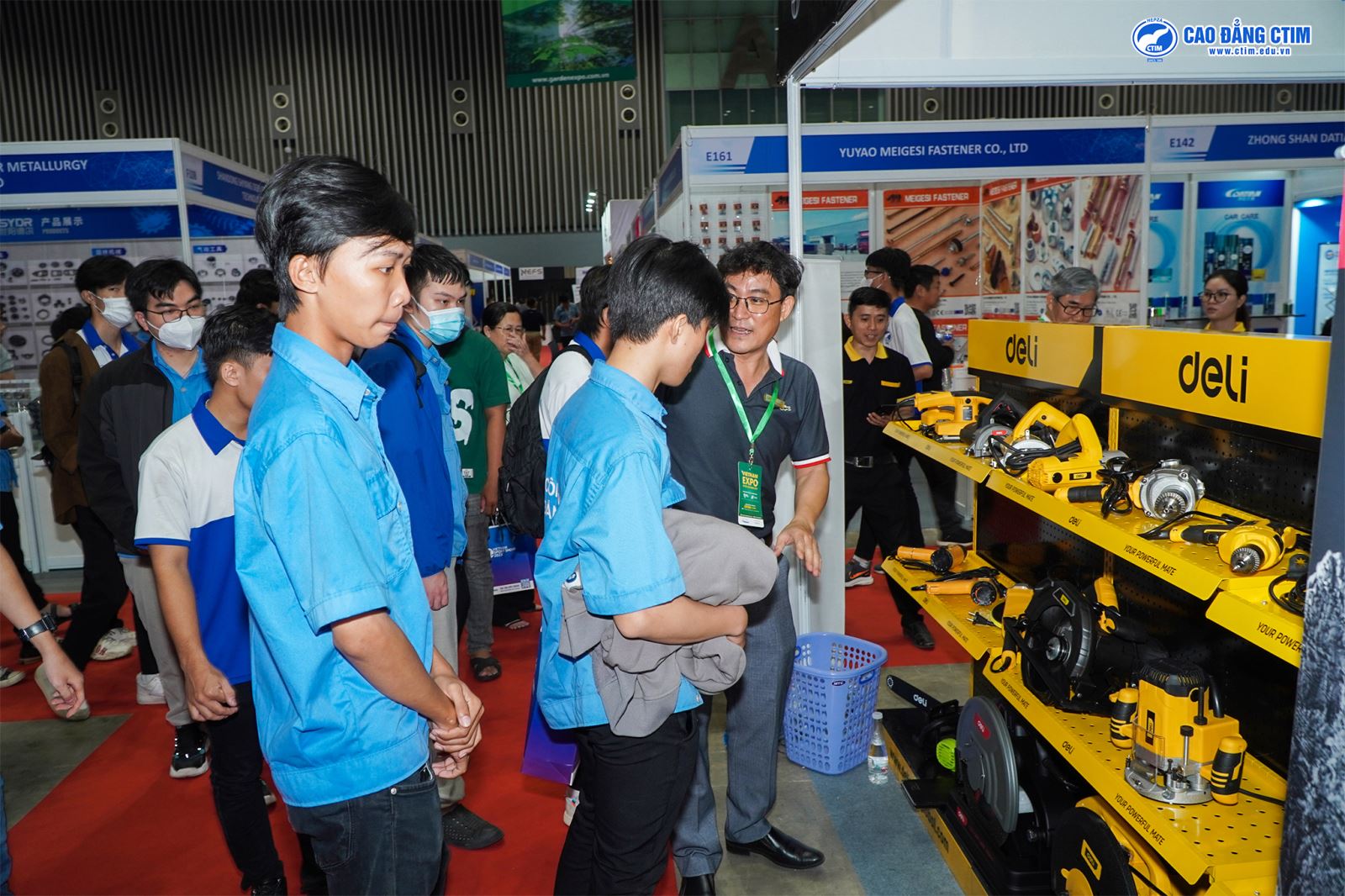 Sinh viên Khoa Công nghệ CTIM tham quan triển lãm Quốc tế Sản phẩm Ngũ Kim và Thiết bị cầm tay 2023.