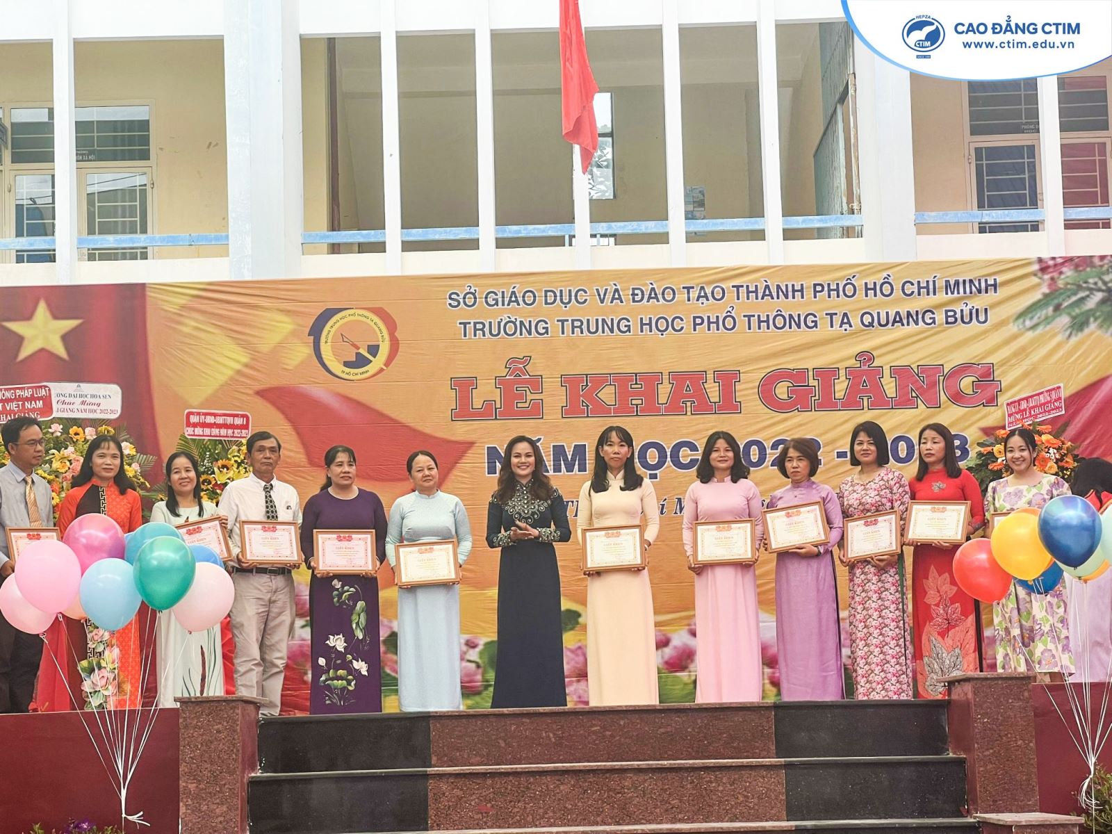 ap-the-giao-vien-truong-thpt-ta-quang-buu-nhan-khen-thuong-thanh-tich-trong-nam-hoc-qua