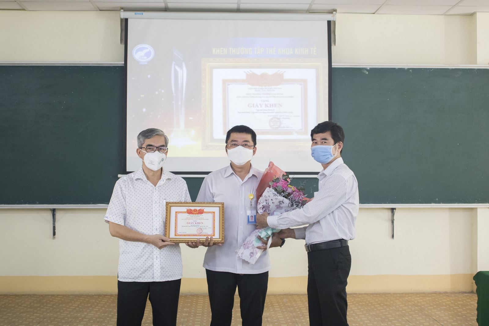trao-thuong-khoa-kinh-te