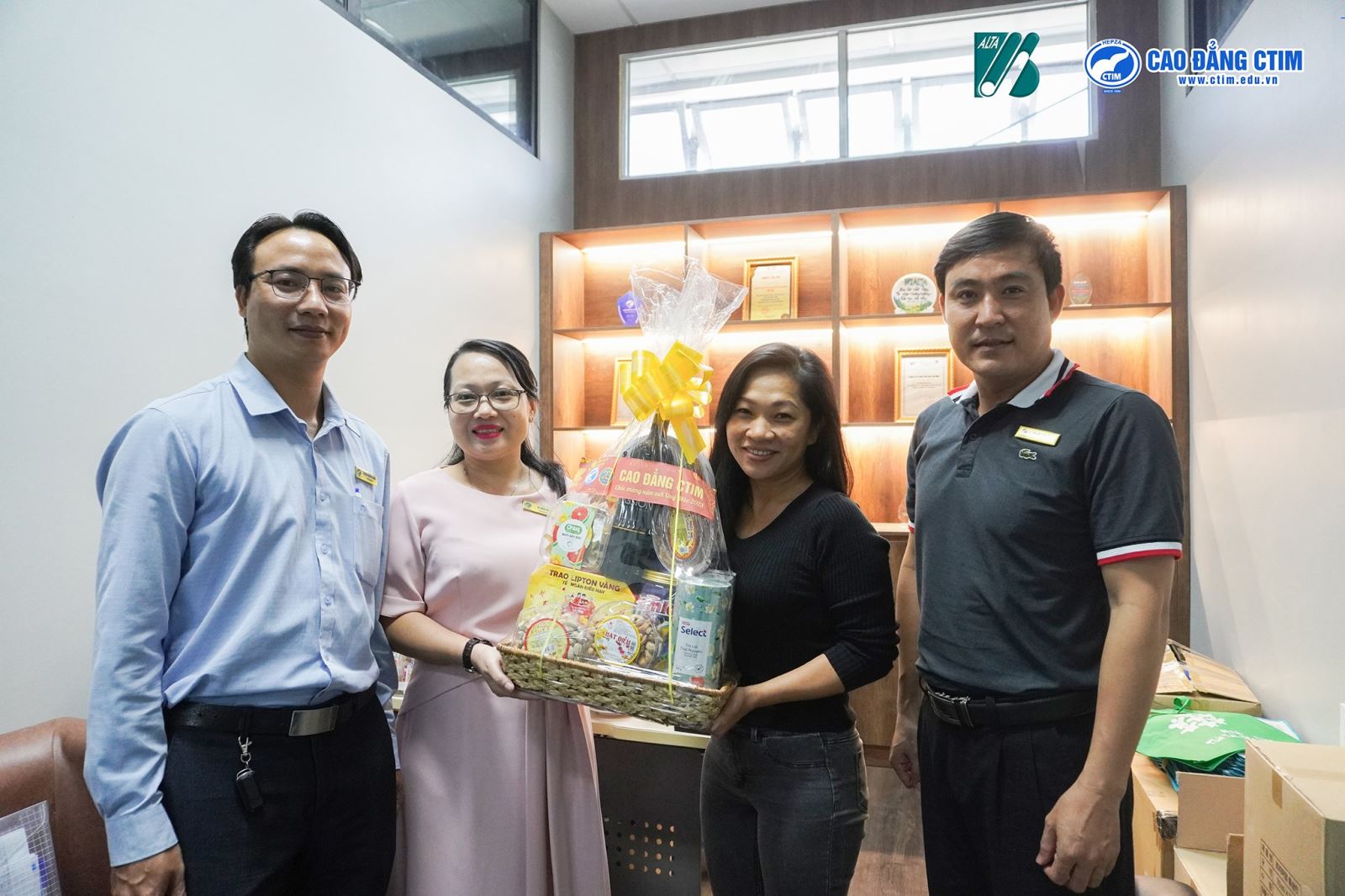 cao-dang-ctim-ghe-tham-va-chuc-tet-cong-ty-alta.