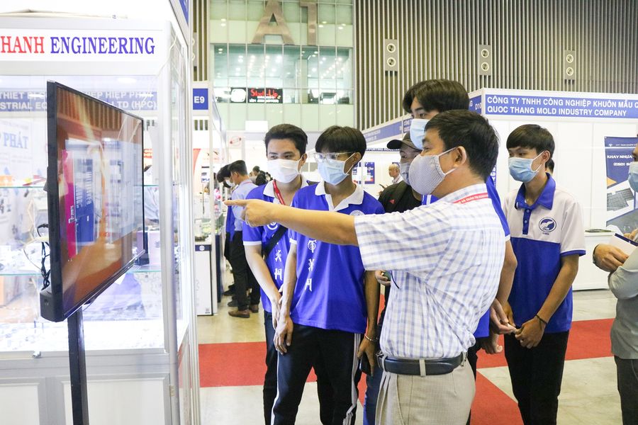 Sinh viên Khoa Công nghệ tham quan triễn lãm "Quốc tế máy móc - thiết bị công nghiệp Việt Nam".
