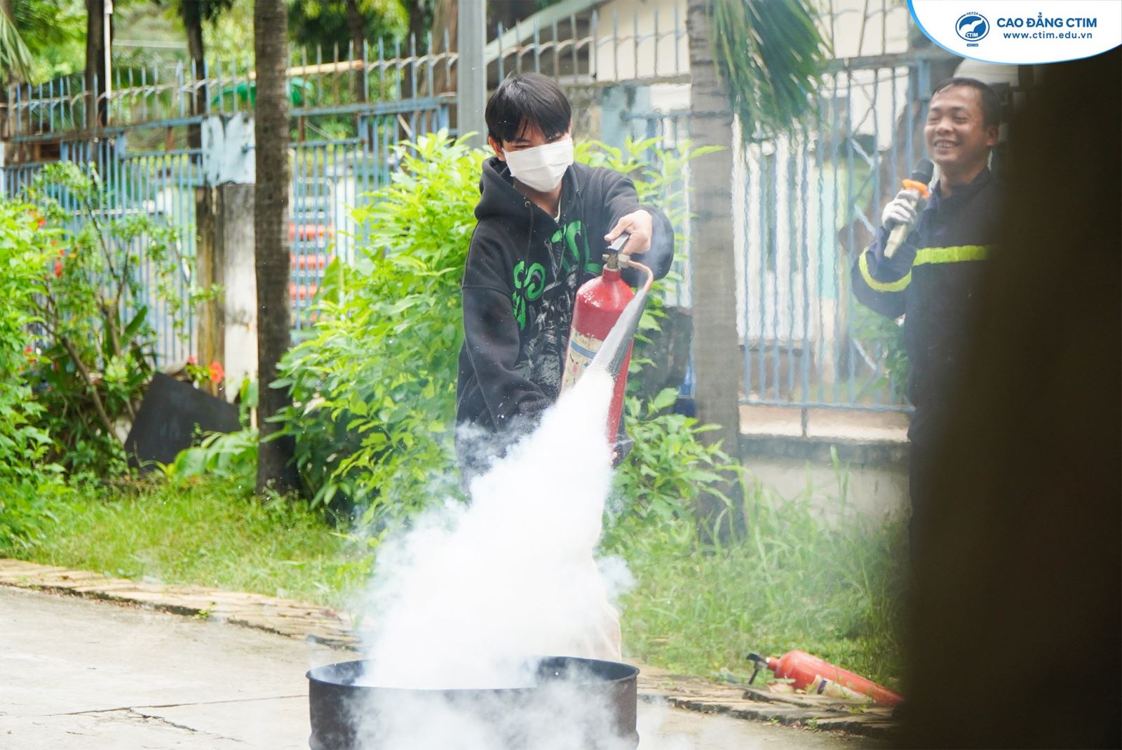 sinh-vien-duoc-su-huong-dan-cua-cong-an-pccc