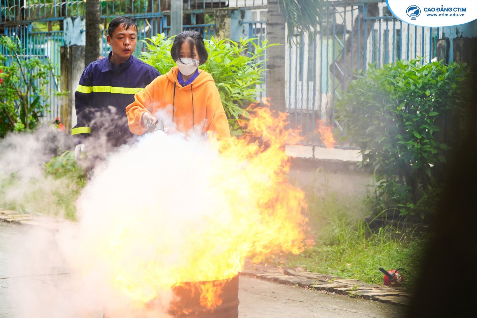 sinh-vien-ktx-thuc-hanh-dap-tat-dam-chay