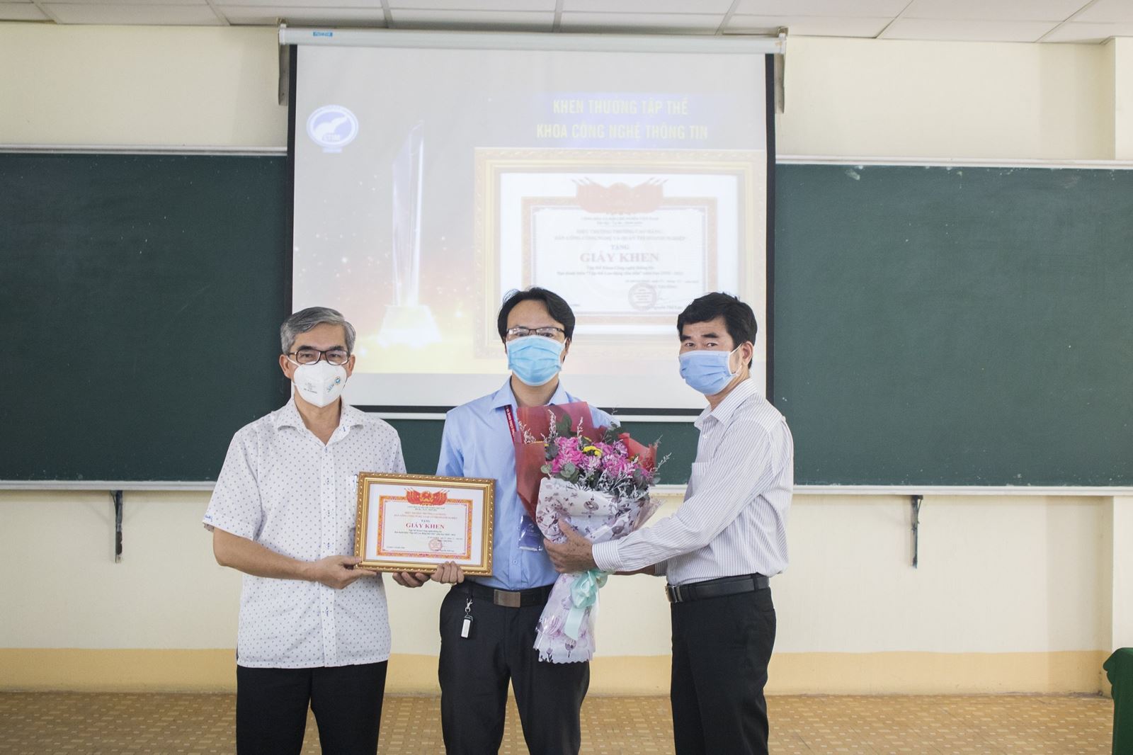 trao-thuong-khoa-cong-nghe-thong-tin