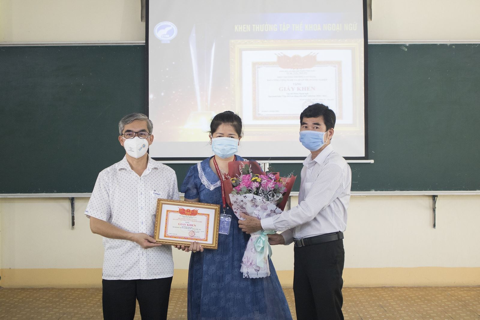 trao-thuong-khoa-ngoai-ngu