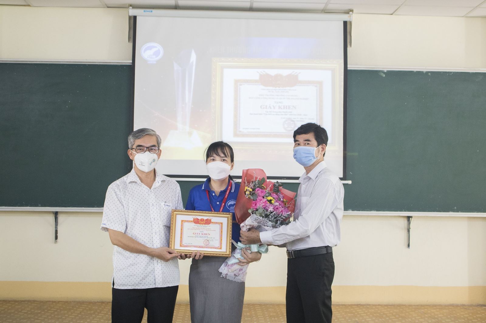 trao-thuong-trung-tam-tuyen-sinh